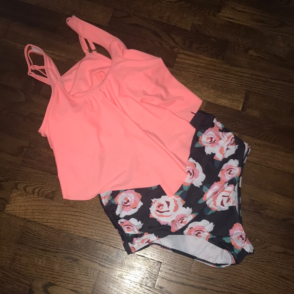 Two piece swimming suit size small. Closer to a junior’s small than a women’s